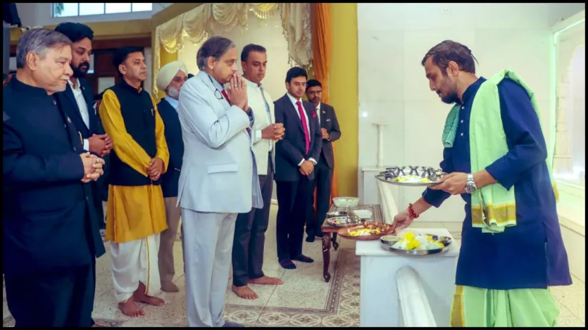 देश में भारतीय दूतावास में बोलते हुए थरूर ने कहा, 