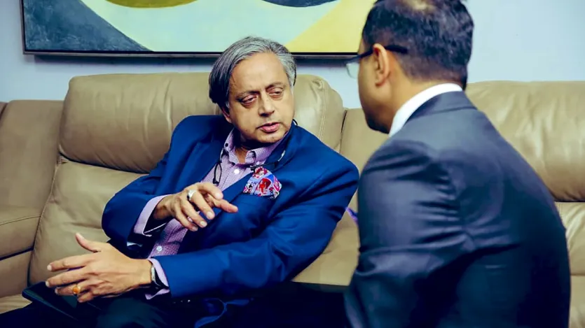 बहुदलीय प्रतिनिधिमंडल के सदस्य और कांग्रेस नेता शशि थरूर को गुयाना के जॉर्जटाउन में अन्य लोगों के साथ पहुंचने पर गुयाना में भारत के उच्चायुक्त अमित एस तेलंग द्वारा स्वागत किया किया गया।