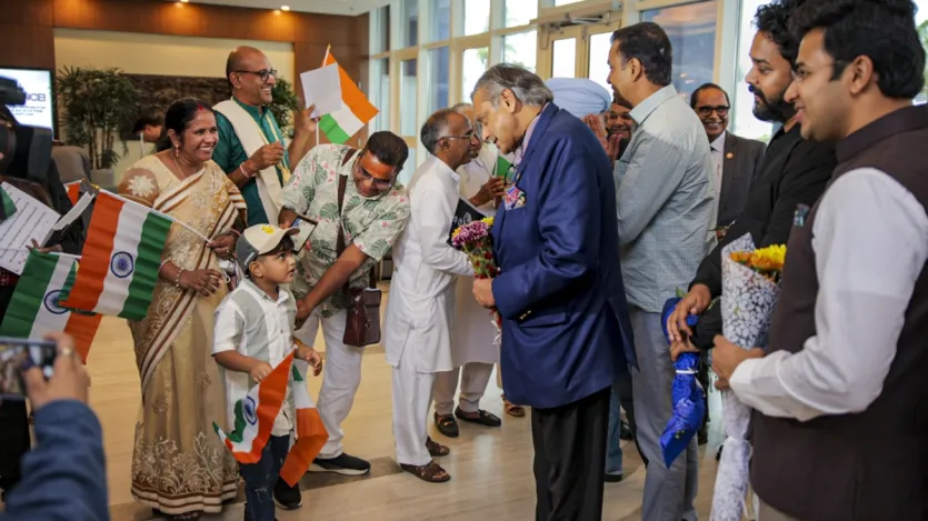 कांग्रेस सांसद शशि थरूर के नेतृत्व वाला सर्वदलीय प्रतिनिधिमंडल पांच देशों की यात्रा पर है। रविवार को ये डेलिगेशन अमेरिका से गुयाना पहुंचा। गुयाना में शशि थरूर के नेतृत्व वाले डेलिगेशन का भारतीय प्रवासियों द्वारा स्वागत किया गया।
कांग्रेस सांसद शशि थरूर के नेतृत्व वाला सर्वदलीय प्रतिनिधिमंडल पांच देशों की यात्रा पर है। रविवार को ये डेलिगेशन अमेरिका से गुयाना पहुंचा। गुयाना में शशि थरूर के नेतृत्व वाले डेलिगेशन का भारतीय प्रवासियों द्वारा स्वागत किया गया।