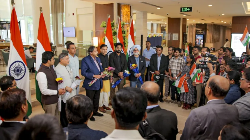गुयाना से शशि थरूर ने आतंकवाद को लेकर एक बार फिर से पाकिस्तान को सख्त संदेश दिया। उन्होंने कहा कि हमारा संदेश बहुत स्पष्ट है। हमें आतंकवाद के खिलाफ खड़ा होना है, चाहे वह कहीं भी हो, हमें न केवल दुष्ट हत्यारों को न्याय के कटघरे में लाना है, बल्कि हमें उन लोगों को भी गंभीरता से चुनौती देनी है जो उन्हें वित्तपोषित, प्रशिक्षित, सुसज्जित और निर्देशित कर रहे हैं।