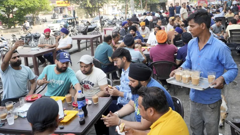 भारत और पाकिस्तान के बीच नियंत्रण रेखा और अंतर्राष्ट्रीय सीमा पर संघर्ष विराम पर सहमति बनने के एक दिन बाद, 11 मई को अमृतसर में लोग सामान्य गतिविधियां शुरू करते दिखे। तस्वीर में एक विक्रेता ग्राहकों को चाय परोसते हुए दिख रहा है। भारत और पाकिस्तान के बीच नियंत्रण रेखा और अंतर्राष्ट्रीय सीमा पर संघर्ष विराम पर सहमति बनने के एक दिन बाद, 11 मई को अमृतसर में लोग सामान्य गतिविधियां शुरू करते दिखे। तस्वीर में एक विक्रेता ग्राहकों को चाय परोसते हुए दिख रहा है।