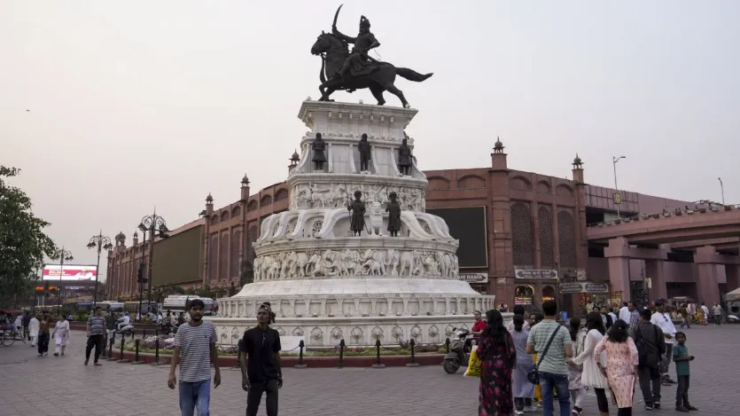 अमृतसर में शनिवार को भारत और पाकिस्तान के बीच युद्ध विराम समझौते के बाद हेरिटेज स्ट्रीट पर यात्रियों की भीड़ देखी गई। यहां लोग आराम से टहलते दिखे। अमृतसर में शनिवार को भारत और पाकिस्तान के बीच युद्ध विराम समझौते के बाद हेरिटेज स्ट्रीट पर यात्रियों की भीड़ देखी गई। यहां लोग आराम से टहलते दिखे।