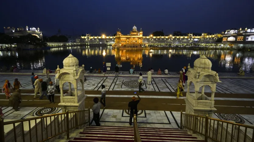 भारत और पाकिस्तान के बीच युद्ध विराम पर सहमति के बाद अमृतसर में स्वर्ण मंदिर में भी लोग भारी संख्या में पहुंचे। यहां लोगों ने दर्शन किया। भारत और पाकिस्तान के बीच युद्ध विराम पर सहमति के बाद अमृतसर में स्वर्ण मंदिर में भी लोग भारी संख्या में पहुंचे। यहां लोगों ने दर्शन किया।