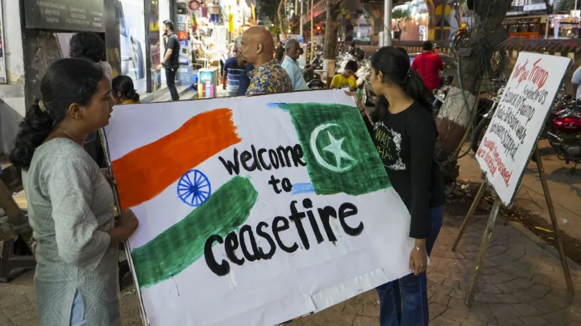 मुंबई में लोगों ने सीजफायर का स्वागत किया। यहां के गुरुकुल स्कूल ऑफ आर्ट के छात्र भारत और पाकिस्तान के बीच युद्ध विराम की घोषणा के बाद मुंबई में प्रदर्शन के लिए एक पेंटिंग ले जाते हुए दिखे। मुंबई में लोगों ने सीजफायर का स्वागत किया। यहां के गुरुकुल स्कूल ऑफ आर्ट के छात्र भारत और पाकिस्तान के बीच युद्ध विराम की घोषणा के बाद मुंबई में प्रदर्शन के लिए एक पेंटिंग ले जाते हुए दिखे।