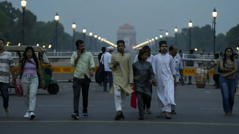 राजधानी दिल्ली में भी सीजफायर को लेकर हुए समझौते के बाद लोग सड़कों पर उतरे। दिल्ली के कर्तव्य पथ पर पर्यटकों को टहलते हुए देखा गया। राजधानी दिल्ली में भी सीजफायर को लेकर हुए समझौते के बाद लोग सड़कों पर उतरे। दिल्ली के कर्तव्य पथ पर पर्यटकों को टहलते हुए देखा गया।