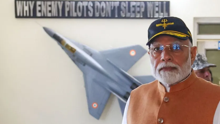 आदमपुर एयरबेस पर पहुंचे पीएम मोदी की एक खास तस्वीर भी सामने आई है। पीएम मोदी की इस तस्वीर में पीछे लिखी लाइन बेहद खास है। पीएम मोदी के ठीक पीछे दीवार पर लिखा है, 