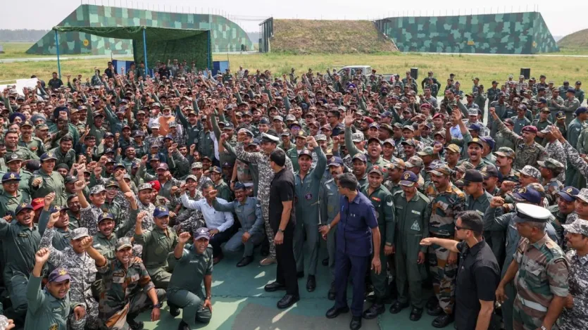 पीएम मोदी के आदमपुर एयरबेस पहुंचने पर जवानों में भी गजब का उत्साह देखने को मिला। इस दौरान जवानों ने भारत माता की जय के नारे भी लगाए। 