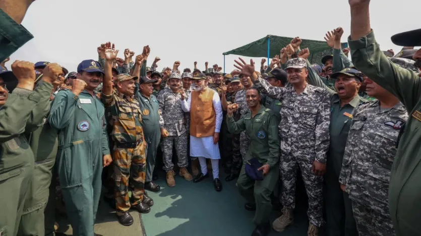 आदमपुर एयरबेस पर पीएम मोदी ने जवानों के बीच जाकर दुनिया को साफ संदेश दिया है कि भारतीय सेना दुश्मन को हर तरीके से मुंहतोड़ जवाब देने के लिए तैयार है। इसके साथ ही उन्होंने यह भी संदेश दिया है कि ऑपरेशन सिंदूर अभी समाप्त नहीं हुआ है।