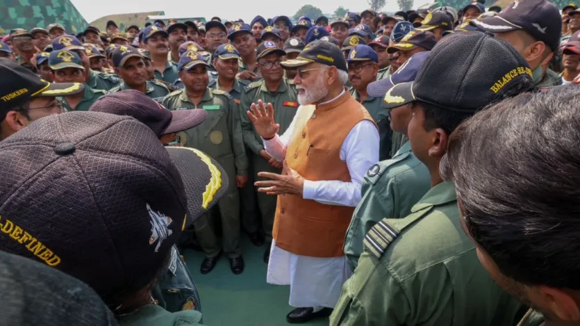 इस मौके पर पीएम मोदी ने जवानों से बात भी की। उन्होंने जवानों के साहस और शौर्य की तारीफ भी की। 