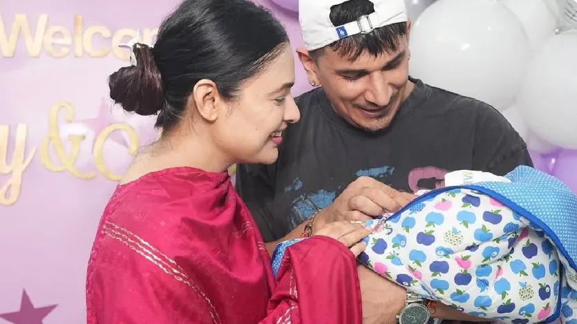 युविका ने पारस छाबड़ा से बात करते हुए बताया कि जब उन्होंने प्रिंस से कहा कि वह गर्भनाल काटें तो प्रिंस के हाथ बुरी तरह कांप रहे थे, लेकिन उन्होंने उन पर भरोसा जताया और उन्हें गर्भनाल काटने को कहा, जिसके बाद प्रिंस ऐसा कर पाए।