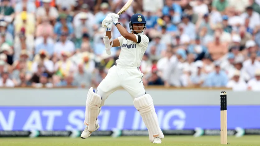 यशस्वी जायसवाल जिनका बल्ला टेस्ट क्रिकेट में डेब्यू के बाद से लगातार जमकर बोलता हुआ दिखाई दिया है, वह इस लिस्ट में चौथे नंबर पर पहुंच गए हैं। यशस्वी जायसवाल अब तक WTC के इतिहास में 20 मैचों में खेलते हुए 40 छक्के लगाने में कामयाब हुए हैं।