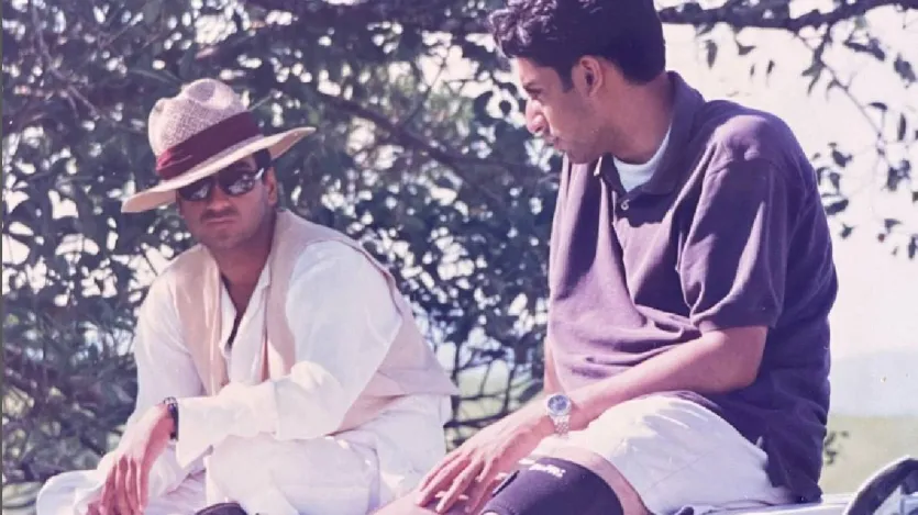 बीते रोज बॉलीवुड के 2 दर्जन सितारों से सजी फिल्म 'हाउसफुल-5' रिलीज हो गई है। इस फिल्म में अक्षय कुमार, अभिषेक बच्चन और रितेश देशमुख लीड रोल में नजर आ रहे हैं। हाउसफुल-5 का रिव्यू अच्छा आया है और बॉक्स ऑफिस पर भी अच्छी कमाई कर रही है। पहले दिन फिल्म ने 23 करोड़ रुपयों का कलेक्शन किया है और हिट की तरफ बढ़ रही है। ऐसे में अभिषेक बच्चन के लिए ये फिल्म लकी चार्म साबित होने वाली है। अगर ये फिल्म हिट होती है तो अभिषेक को भी 9 साल बाद एक बड़ी हिट का स्वाद चखने का मौका मिलेगा। इससे पहले अभिषेक बच्चन को 9 साल पहले हाउसफुल-3 में ही बॉक्स ऑफिस सफलता मिली थी। हालांकि अभिषेक ने इन 9 सालों में कई बेहतरीन फिल्में कीं और दमदार एक्टिंग से जमकर तारीफें भी बटोरीं। इनमें से कुछ कहानियां ओटीटी पर आईं और कुछ सिनेमाघरों में। लेकिन सिनेमाघरों में आई फिल्में बॉक्स ऑफिस पर कोई खास असर नहीं छोड़ पाईं। 