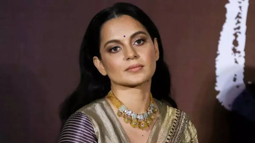 कंगना रनौत की तीखी प्रतिक्रिया के बाद अब फिल्ममेकर्स के लिए ये कहानी शायद अगली बड़ी क्राइम-ड्रामा फिल्म की जमीन बन सकती है, लेकिन कंगना साफ कर चुकी हैं कि यह मनोरंजन नहीं, एक चेतावनी है। कंगना ने अंत में कहा है, 'अपने आस-पास के मूर्खों से सावधान रहें… क्योंकि मूर्खता कभी-कभी सबसे घातक हथियार बन जाती है।' कंगना रनौत की तीखी प्रतिक्रिया के बाद अब फिल्ममेकर्स के लिए ये कहानी शायद अगली बड़ी क्राइम-ड्रामा फिल्म की जमीन बन सकती है, लेकिन कंगना साफ कर चुकी हैं कि यह मनोरंजन नहीं, एक चेतावनी है। कंगना ने अंत में कहा है, 'अपने आस-पास के मूर्खों से सावधान रहें… क्योंकि मूर्खता कभी-कभी सबसे घातक हथियार बन जाती है।'