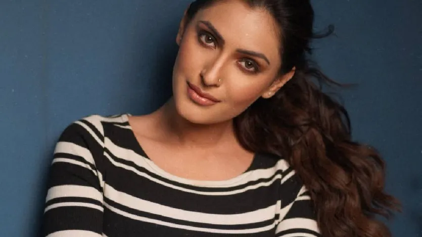 शिवांगी ने आगे कहा- 'मैंने दिसंबर 2024 और मई 2025 में ये बात साफ कर दी थी कि ये अफवाहें बेबुनियाद हैं और अब एक बार फिर मैं यही बात कहना चाहती हूं कि इन अफवाहों में जरा भी सच्चाई नहीं है। मैं एक प्रोजेक्ट पर काम कर रही हूं और अपने करियर पर फोकस कर रही हूं।'