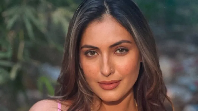 शिवांगी ने गोविंद नामदेव के आरोपों पर प्रतिक्रिया देते हुए कहा- 'ये एक सिंपल सा पोस्ट था और इसे गोविंद जी की सहमति से शेयर किया गया था। उन्होंने खुद ही इस कोलैबरेशन रिक्वेस्ट को एक्सेप्ट किया और फिर इसे हटा दिया। मैं एक एक्ट्रेस हूं और मुझे भी सम्मान चाहिए। वह सीनियर हैं, सिर्फ इसलिए वो मुझ पर इस तरह के बेबुनियाद आरोप नहीं लगा सकते। इससे मुझे क्या फायदा होगा?'