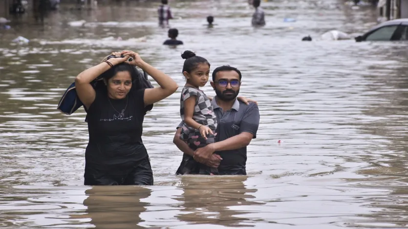 निचले इलाकों में तो स्थिति और भी भयावह है, जहां पानी इतना भर गया है कि पूरा इलाका तालाब जैसा लग रहा है। निचले इलाकों में तो स्थिति और भी भयावह है, जहां पानी इतना भर गया है कि पूरा इलाका तालाब जैसा लग रहा है।