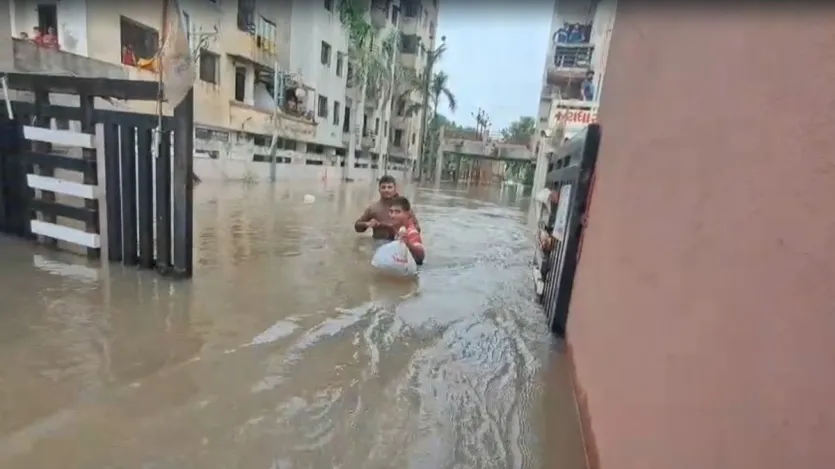 सूरत में आज अत्यधिक भारी बारिश की संभावना जताई है। गुजरात के विभिन्न हिस्स में अगले एक सप्ताह के लिए भारी से बहुत भारी बारिश का पूर्वानुमान व्यक्त किया गया है। सूरत में आज अत्यधिक भारी बारिश की संभावना जताई है। गुजरात के विभिन्न हिस्स में अगले एक सप्ताह के लिए भारी से बहुत भारी बारिश का पूर्वानुमान व्यक्त किया गया है।
