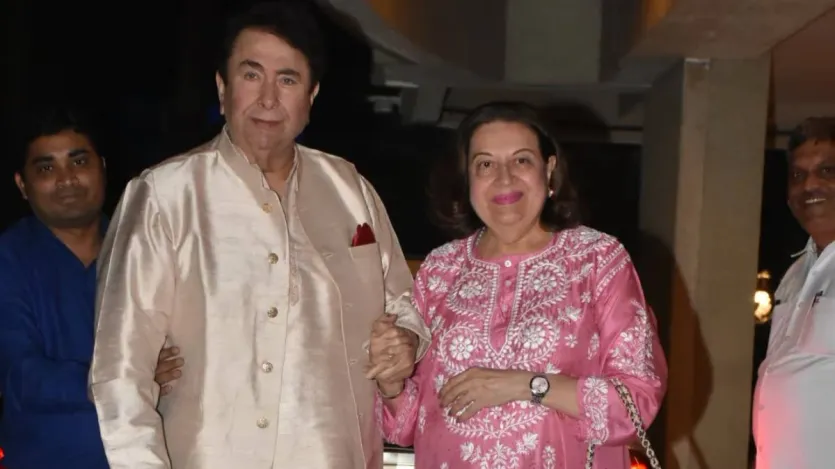करीना ने बताया कि उनके माता-पिता अपना बुढ़ापा साथ गुजारना चाहते हैं और इसीलिए दोनों ने साथ रहने का फैसला लिया है। करीना ने कहा- 'सबके पेरेंट्स दुनिया के सबसे अच्छे पेरेंट्स होते हैं। मेरे पेरेंट्स भी दुनिया के सबसे अच्छे पेरेंट हैं। अब जब मैं भी पेरेंट बन चुकी हूं तो हम सोचते हैं कि क्या हम अपने बच्चे को तकलीफ दे रहे हैं?'