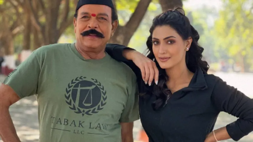 बता दें, ये कॉन्ट्रोवर्सी तब शुरू हुई जब 30 साल की शिवांगी वर्मा ने 70 साल के गोविंद नामदेव के साथ एक तस्वीर शेयर की। इस तस्वीर में दोनों साथ पोज देते दिखे और अभिनेत्री ने कैप्शन में लिखा- 'प्यार की न कोई उम्र होती है और न ही सीमा।'