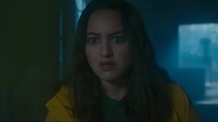 बॉलीवुड हंगामा के साथ बातचीत में सोनाक्षी ने अपने साथ हुई डरावनी घटना के बारे में बताया। उन्होंने कहा- 'मैं सुबह 4 बजे सो रही थी, उस समय मैं नींद और जागने के बीच की अवस्था में थी। अचानक मुझे लगा जैसे कोई मुझे जगा रहा है। मुझे अपने शरीर पर एक अजीब सा दबाव महसूस हुआ, जैसे कोई मेरे ऊपर बैठा हो। मैं डर के मारे जम गई। मैंने अपनी आंखें नहीं खोलीं और हिल भी नहीं सकी।' बॉलीवुड हंगामा के साथ बातचीत में सोनाक्षी ने अपने साथ हुई डरावनी घटना के बारे में बताया। उन्होंने कहा- 'मैं सुबह 4 बजे सो रही थी, उस समय मैं नींद और जागने के बीच की अवस्था में थी। अचानक मुझे लगा जैसे कोई मुझे जगा रहा है। मुझे अपने शरीर पर एक अजीब सा दबाव महसूस हुआ, जैसे कोई मेरे ऊपर बैठा हो। मैं डर के मारे जम गई। मैंने अपनी आंखें नहीं खोलीं और हिल भी नहीं सकी।'