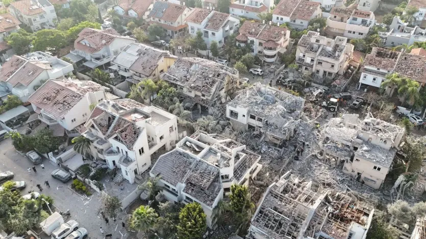 इजरायल की ओर से ईरान के परमाणु संयंत्रों और सैन्य ठिकानों पर किए गए हमलों के बाद ईरान ने पलटवार किया है। ईरान के पलटवार में इजरायल को नुकसान की कहानी तस्वीरें बयां कर रही हैं।