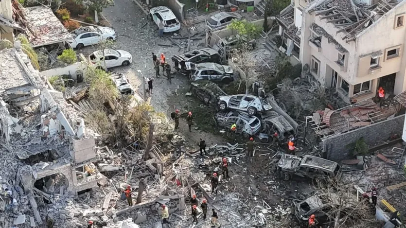 ईरान के हमलों से इजरायली शहर तेल अवीव में भारी नुकसान हुआ है। कई मकान क्षतिग्रस्त हुए हैं तो कई पूरी तरह से जमींदोज हो गए हैं। ईरान ने इजरायल पर बैलिस्टिक मिसाइलों से हमला किया है। 