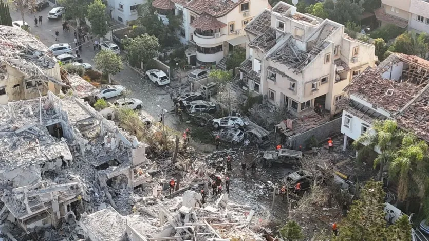 ईरान की ओर से इजरायल में बैलिस्टिक मिसाइले दागी गई हैं। हमलों में मध्य इजरायल के कई घरों और गाड़ियों को नुकसान पहुंचा है। रात को हुए हमले के बाद सुबह हुई तो तबाही का मंजर देखने को मिल रहा है।