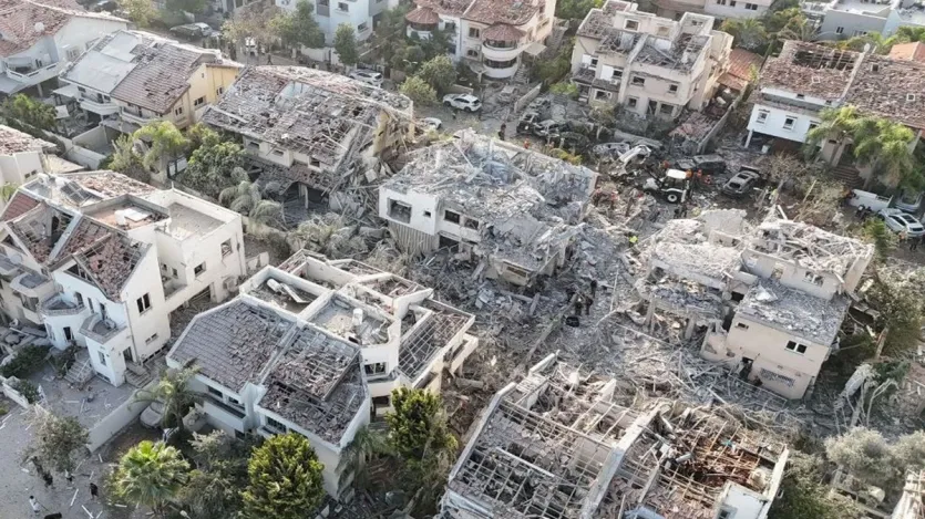 ईरान के हमलों में तेल अवीव में कई इमारतें क्षतिग्रस्त हुई हैं और कई लोग घायल हुए हैं। मलबे में दबे लोगों को निकालने के लिए बचाव अभियान जारी है। 