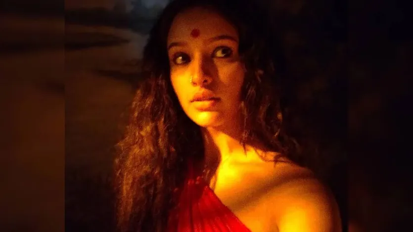 तृप्ति डिमरी को भले ही रणबीर कपूर की फिल्म 'एनिमल' में उनके सपोर्टिंग रोल के बाद प्रसिद्धि और नाम मिला हो। लेकिन, उन्होंने 'लैला मजनू', 'बुलबुल' और 'कला' जैसी अपनी पिछली फिल्मों में अपनी क्षमता साबित की थी। इनमें से एक फिल्म बुलबुल ने अपनी रिलीज के 5 साल पूरे कर लिए हैं, जिसने दर्शकों का ना सिर्फ मनोरंजन किया बल्कि एक दमदार संदेश भी दिया। तृप्ति डिमरी को भले ही रणबीर कपूर की फिल्म 'एनिमल' में उनके सपोर्टिंग रोल के बाद प्रसिद्धि और नाम मिला हो। लेकिन, उन्होंने 'लैला मजनू', 'बुलबुल' और 'कला' जैसी अपनी पिछली फिल्मों में अपनी क्षमता साबित की थी। इनमें से एक फिल्म बुलबुल ने अपनी रिलीज के 5 साल पूरे कर लिए हैं, जिसने दर्शकों का ना सिर्फ मनोरंजन किया बल्कि एक दमदार संदेश भी दिया।