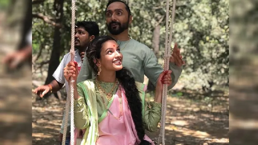 इम्तियाज अली की फिल्म लैला मजनू में शानदार अभिनय के बाद, त्रिप्ति ने नेटफ्लिक्स फिल्म बुलबुल के साथ अपना ओटीटी डेब्यू किया। आज फिल्म ने अपनी रिलीज के 5 साल पूरे कर लिए हैं और इसके मुख्य अभिनेता ने बुलबुल के सेट से 20 तस्वीरें शेयर की हैं। इम्तियाज अली की फिल्म लैला मजनू में शानदार अभिनय के बाद, त्रिप्ति ने नेटफ्लिक्स फिल्म बुलबुल के साथ अपना ओटीटी डेब्यू किया। आज फिल्म ने अपनी रिलीज के 5 साल पूरे कर लिए हैं और इसके मुख्य अभिनेता ने बुलबुल के सेट से 20 तस्वीरें शेयर की हैं।