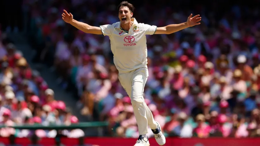 ऑस्ट्रेलियाई टीम के कप्तान पैट कमिंस का अब तक वर्ल्ड टेस्ट चैंपियनशिप के इतिहास में गेंद से बेहतरीन प्रदर्शन देखने को मिला है। पैट कमिंस ने WTC के इतिहास में अब तक 51 मैचों की 95 पारियों में गेंदबाजी की है और उसमें वह 22.13 के औसत से 215 विकेट लेने में कामयाब रहे हैं। वहीं कमिंस ने WTC में अब तक 10 बार पारी में 5 विकेट हॉल हासिल किया है।