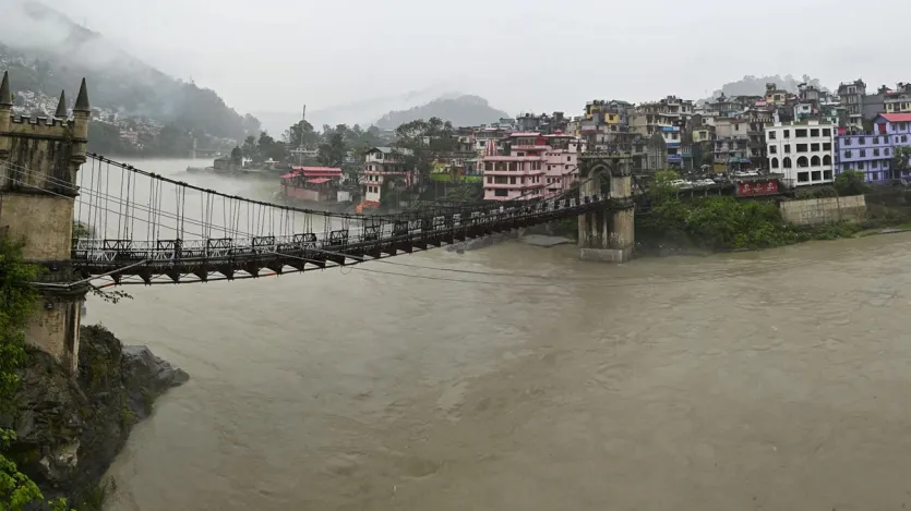 हिमाचल प्रदेश के मंडी में बारिश के बाद उफनती ब्यास नदी।
