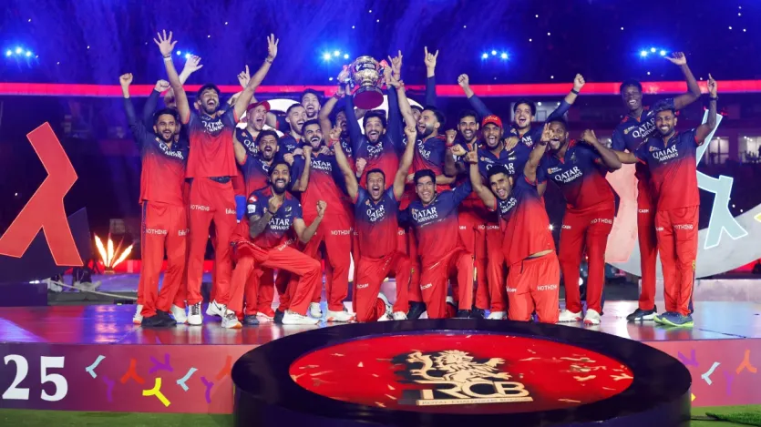 इंडियन प्रीमियर लीग का साल 2025 में 18वां सीजन खेला गया। इससे पहले के खेले गए 17 सीजन में एकबार भी रॉयल चैलेंजर्स बेंगलुरु की टीम खिताब जीतने में कामयाब नहीं हो सकी थी। हालांकि इस साल 18वें सीजन में आरसीबी की टीम नए कप्तान रजत पाटीदार के नेतृत्व में खेल रही थी। जिसमें किसी को भी उम्मीद नहीं थी कि वह ट्रॉफी जीतने में कामयाब हो पाएंगे, लेकिन आरसीबी ने सभी को गलत साबित करने के साथ पहली बार आईपीएल खिताब जीतने में सफलता हासिल की। फाइनल मुकाबले में आरसीबी की टीम ने पंजाब किंग्स को मात दी थी। इंडियन प्रीमियर लीग का साल 2025 में 18वां सीजन खेला गया। इससे पहले के खेले गए 17 सीजन में एकबार भी रॉयल चैलेंजर्स बेंगलुरु की टीम खिताब जीतने में कामयाब नहीं हो सकी थी। हालांकि इस साल 18वें सीजन में आरसीबी की टीम नए कप्तान रजत पाटीदार के नेतृत्व में खेल रही थी। जिसमें किसी को भी उम्मीद नहीं थी कि वह ट्रॉफी जीतने में कामयाब हो पाएंगे, लेकिन आरसीबी ने सभी को गलत साबित करने के साथ पहली बार आईपीएल खिताब जीतने में सफलता हासिल की। फाइनल मुकाबले में आरसीबी की टीम ने पंजाब किंग्स को मात दी थी।