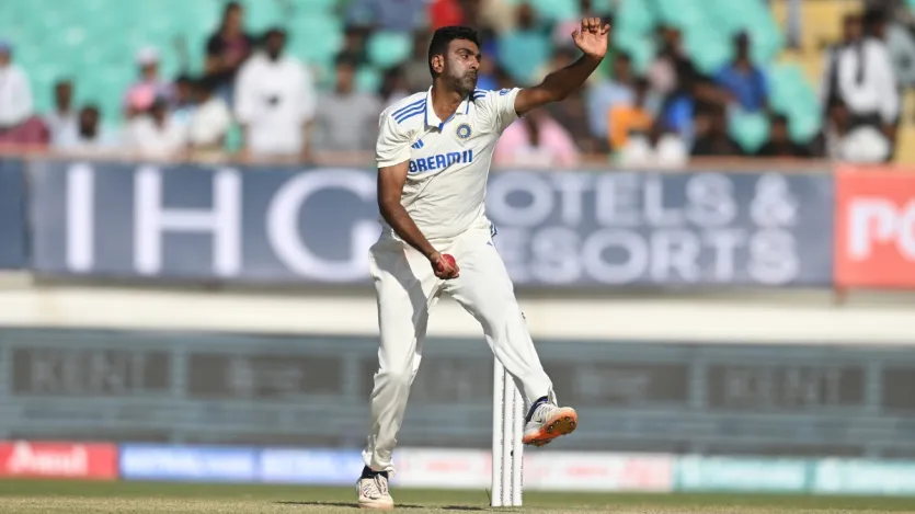 रविचंद्रन अश्विन जिन्होंने साल 2024 के आखिर में इंटरनेशनल क्रिकेट से अपने रिटायरमेंट का ऐलान कर दिया था, वह इस लिस्ट में अभी भी दूसरे नंबर पर काबिज हैं। अश्विन ने WTC के इतिहास में कुल 41 मैच खेलते हुए 78 पारियों में गेंदबाजी की है, जिसमें वह 21.49 के औसत से 195 विकेट अपने नाम करने में कामयाब रहे हैं। वहीं अश्विन ने 11 बार पारी में 5 विकेट हॉल भी हासिल किया।