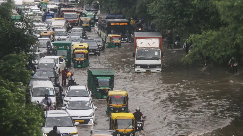 दिल्ली-एनसीआर में गुरुवार सुबह मूसलाधार बारिश हुई। गुरुग्राम में बारिश से रोड पर जलभराव हो गया। इसकी वजह से लोगों को परेशानी का सामना करना पड़ा।