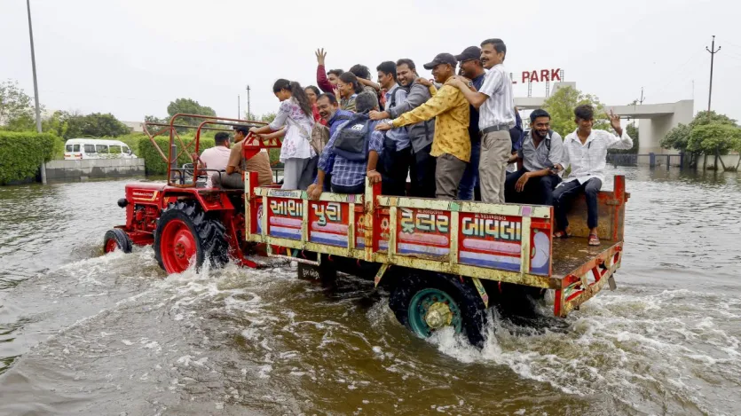 गुजरात के कई इलाकों में भी तेज बारिश हुई है। इसकी वजह से निचले इलाकों में पानी भर गया। अहमदाबाद के चांगोदर में पानी से भरी सड़क से ट्रैक्टर पर सवार लोग सुरक्षित जगह पर पहुंचे। 