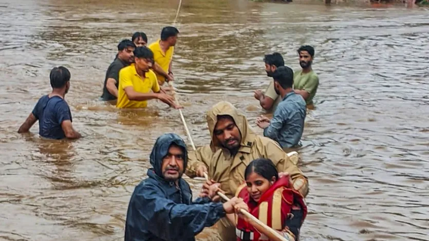 राजस्थान में मूसलाधार बारिश से कई इलाके बाढ़ की चपेट में हैं। सवाई माधोपुर जिले में बाढ़ प्रभावित इलाके से लोगों को एसडीआरएफ के जवानों ने सुरक्षित बाहर निकाला। 