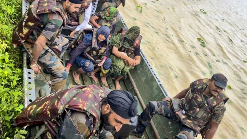 मध्यप्रदेश में जारी भारी बारिश के बीच कई जिलों में बाढ़ की स्थिति पैदा हो गई है जबकि शिवपुरी जिले में हालात इस कदर बिगड़ चुके हैं कि राहत और बचाव के लिए सेना बुलानी पड़ी है। कई गांवों में बाढ़ का पानी घुस गया है। दुकानों और घरों में पानी घुस गया है। शिवपुरी में सेना के जवानों ने बाढ़ प्रभावित क्षेत्र से लोगों को बाहर निकाला। 