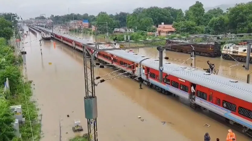  राजस्थान के सवाई माधोपुर में बारिश का पानी रेलवे ट्रैक पर भी जमा हो गया। 