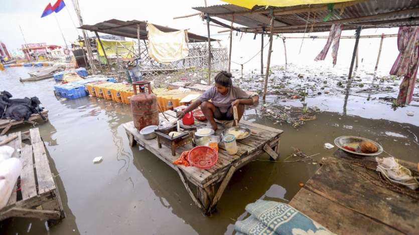 Pics: मंदिर डूबे, घर तबाह, बाढ़ में ऐसे हाल में बन रहा खाना, बारिश का डराने वाला रूप देखिए