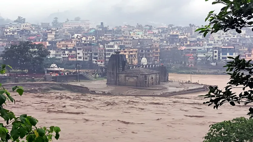 मंडी जिले में बादल फटने के बाद उफान पर बह रही ब्यास और सुकेती नदियों के संगम पर पंचवक्त्र महादेव मंदिर।