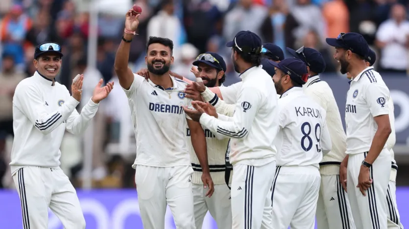 इस लिस्ट में सबसे पहले नंबर पर टीम इंडिया की एजबेस्टन के मैदान पर आई टेस्ट जीत है। भारतीय टीम ने साल 2025 से पहले जितनी बार भी इंग्लैंड के दौरे पर टेस्ट मैच खेला उसमें एकबार भी जीतने में कामयाबी हासिल नहीं हुई थी। इस बार जब टीम इंडिया सीरीज में 1-0 से पीछे चल रही थी उसने सभी एजबेस्टन टेस्ट को ना सिर्फ जीता बल्कि एकतरफा तरीके से मुकाबले को अपने नाम किया। टीम इंडिया ने इंग्लैंड को पहली बार एजबेस्टन में टेस्ट मुकाबले में 336 रनों से मात दी। इस लिस्ट में सबसे पहले नंबर पर टीम इंडिया की एजबेस्टन के मैदान पर आई टेस्ट जीत है। भारतीय टीम ने साल 2025 से पहले जितनी बार भी इंग्लैंड के दौरे पर टेस्ट मैच खेला उसमें एकबार भी जीतने में कामयाबी हासिल नहीं हुई थी। इस बार जब टीम इंडिया सीरीज में 1-0 से पीछे चल रही थी उसने सभी एजबेस्टन टेस्ट को ना सिर्फ जीता बल्कि एकतरफा तरीके से मुकाबले को अपने नाम किया। टीम इंडिया ने इंग्लैंड को पहली बार एजबेस्टन में टेस्ट मुकाबले में 336 रनों से मात दी।
