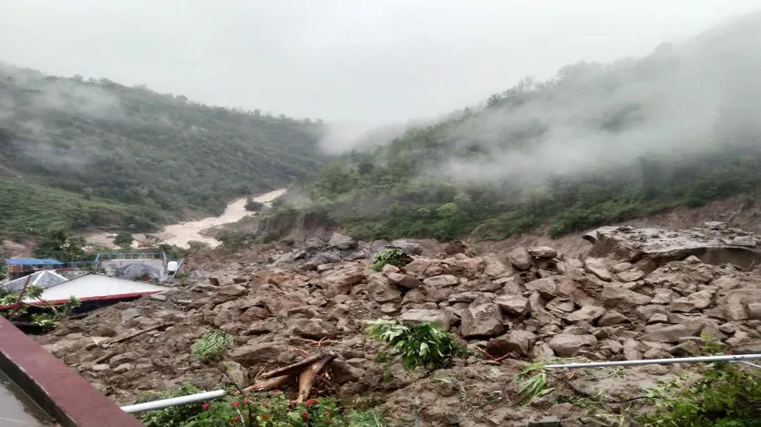 हिमाचल में आधी रात को कुदरत का प्रचंड प्रहार हुआ है। बादल फटने और मूसलाधार बारिश ने लोगों की परेशानियां बढ़ा दी हैं।
