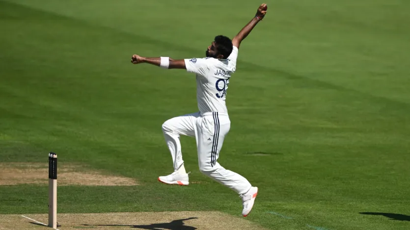 इस लिस्ट में पहले नंबर पर टीम इंडिया के स्टार तेज गेंदबाज जसप्रीत बुमराह का नाम है, जिन्होंने अब तक वर्ल्ड टेस्ट चैंपियनशिप के इतिहास में कुल 38 मुकाबलों में खेलते हुए 71 पारियों में गेंदबाजी की है। बुमराह ने इस दौरान जहां 19.22 के औसत से कुल 170 विकेट हासिल किए हैं तो वहीं वह 12 बार एक पारी में 5 विकेट हॉल लेने का कारनामा भी कर चुके हैं।