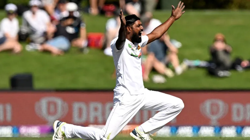 श्रीलंकाई टीम के बाएं हाथ के स्पिन गेंदबाज प्रभात जयसूर्या का भी WTC में अब तक गेंद से काफी बेहतर प्रदर्शन देखने को मिला है। प्रभात जयसूर्या ने WTC के इतिहास में 19 मैचों में खेलते हुए 35 पारियों में गेंदबाजी की है और उसमें उन्होंने 33.85 के औसत से 97 विकेट हासिल किए हैं। प्रभात इस दौरान कुल 9 बार पारी में 5 विकेट हॉल लेने में कामयाब हुए हैं।