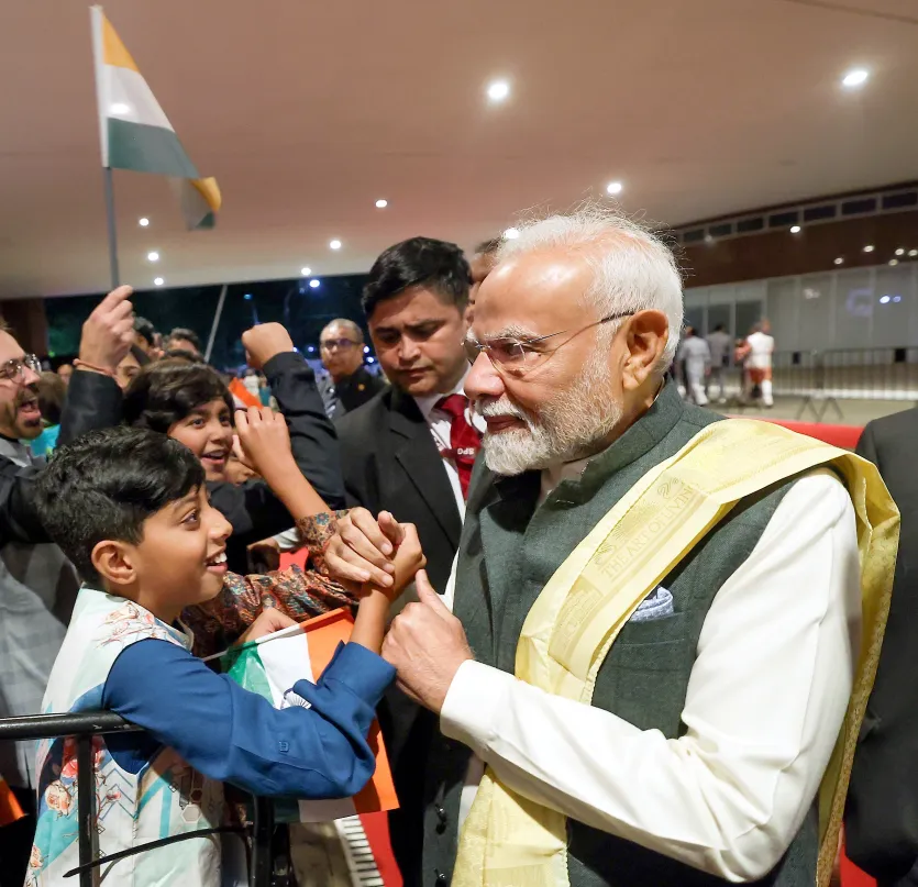 पीएम मोदी ने बच्ची के साथ दुलार किया और उसके गाल छुए। इससे पहले पीएम की कई तस्वीरें सामने आई थीं, जिनमें वह बच्चों के कान खींचकर उनके साथ दुलार करते देखे गए थे। पीएम का यह रूप लोगों को बहुत पसंद आया था और ये तस्वीरें भी खासी वायरल हुई थीं।