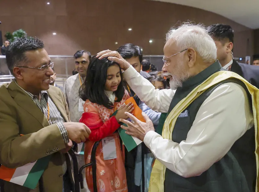 पीएम मोदी इस बच्ची के पास पहुंचे और उससे हाथ मिलाया। इस दौरान उन्होंने बच्ची से पूछा चलें? इस बच्ची के साथ पीएम मोदी की तस्वीर काफी वायरल हो रही है। ब्राजील में ब्रिक्स सम्मेलन में शामिल होने के बाद पीएम यहां के नेताओं के साथ द्विपक्षीय वार्ता भी करेंगे।