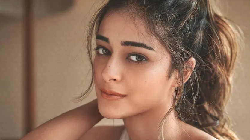 बता दें, साल 2019 में राजीव मसंद के सात राउंडटेबल के दौरान अनन्या पांडे ने कहा था- 'मुझे लगता है कि हर किसी का अपना स्ट्रगल होता है।' इसके जवाब में सिद्धांत ने कहा था- 'हर किसी का अपना स्ट्रगल होता है, लेकिन फर्क इतना है कि जहां हमारा स्ट्रगल खत्म होता है, वहां से इनके स्ट्रगल की शुरुआत होती है।'