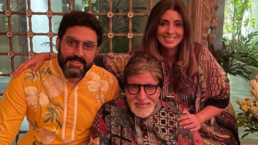 इस हफ्ते की शुरुआत में अभिषेक ने फिल्म इंडस्ट्री में 25 साल पूरे किए। अभिषेक ने 2000 में आई जेपी दत्ता  की रोमांटिक ड्रामा रिफ्यूजी से डेब्यू किया था। इस अवसर पर अमिताभ ने अभिषेक के प्रदर्शन के एक प्रशंसक के शोरील को रीपोस्ट किया और एक्स पर लिखा, 'इस विविधता को मैं प्रणाम करता हूं, और अपने पुत्र की प्रशंसा करता हूं। जी हां, पिता हूं मैं उसका, और मेरे लिए मेरा पुत्र अभिषेक की प्रशंसा करता हूं।' 