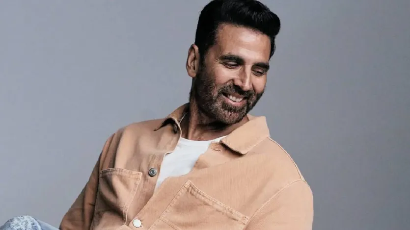 अक्षय ने कहा- 'मैं चार्ली चैप्लिन का बहुत बड़ा फैन हूं। वो बिना कुछ कहे जो कॉमेडी करते थे, वो बिलकुल भी आसान नहीं था। किसी को भी सिर्फ अपने एक्सप्रेशन्स से हंसाना, ये बहुत बड़ी बात होती है। यही वजह है कि मैं उन्हें बहुत पसंद करता हूं। आप लोग यकीन नहीं करेंगे कि मैं उनका इतना बड़ा फैन हूं कि उनकी तस्वीर अपने पर्स में रखता हूं।'